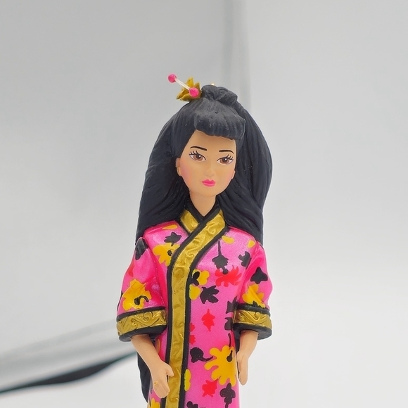Hallmark 1997 Chinese Barbie Dolls of the World Keepsake Ornament - Picture 5 of 5